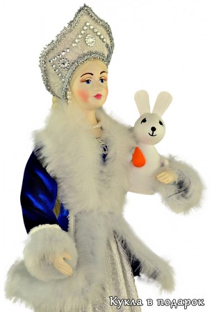 Снегурочка в кокошнике с зайцем на руках