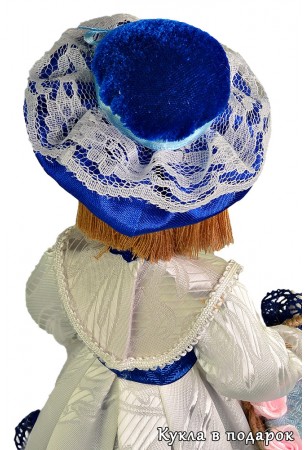 Красивая шляпка на головке куклы игольницы