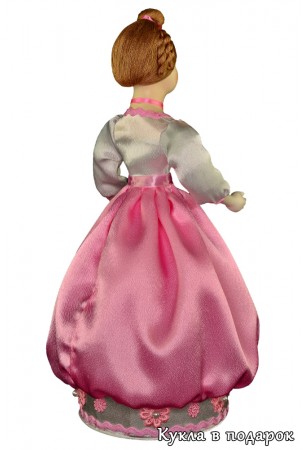 Фото красивая кукла шкатулка. Вид со спины
